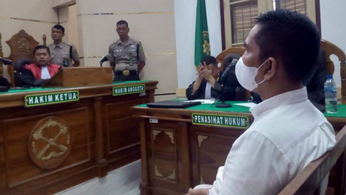 Terdakwa Achiruddin Hasibuan saat menjalani sidang pembacaan tuntutan secara offline di PN Medan.