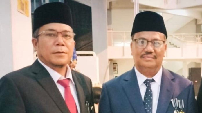 Akademisi Dionisius Sihombing bersama Rektor Unimed periode 2023 - 2027 Prof Baharuddin.