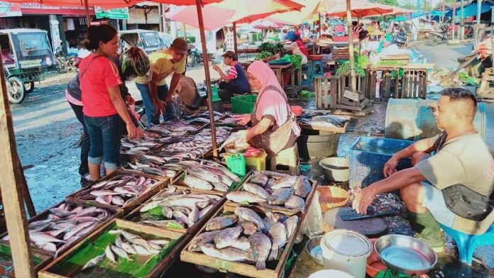 Aktivitas jual beli di Pasar Tradisional Simpang Limun Medan.