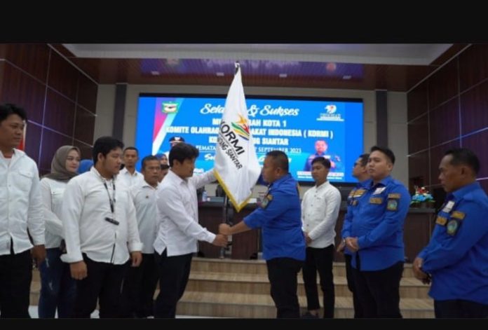Aprial M Rizaldi Ginting (baju putih) saat menerima bendera Pataka KORMI.