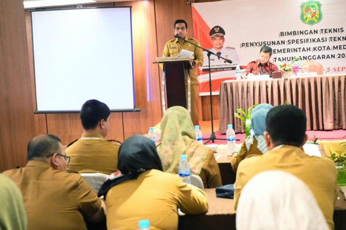 Asisten Administrasi Umum Setda Kota Medan Ferri Ichsan dalam acara Bimtek Penyusunan Spesifikasi Teknis dan Harga Perkiraan Sendiri (HPS).