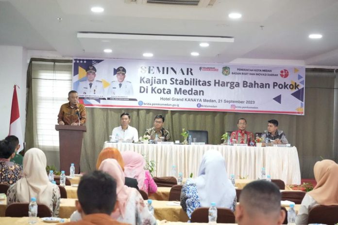 Asisten Perekonomian Pembangunan H Agus Suriyono saat membuka Seminar Kajian Stabilitas Harga Bahan Pokok di Kota Medan di Hotel Grand Kanaya