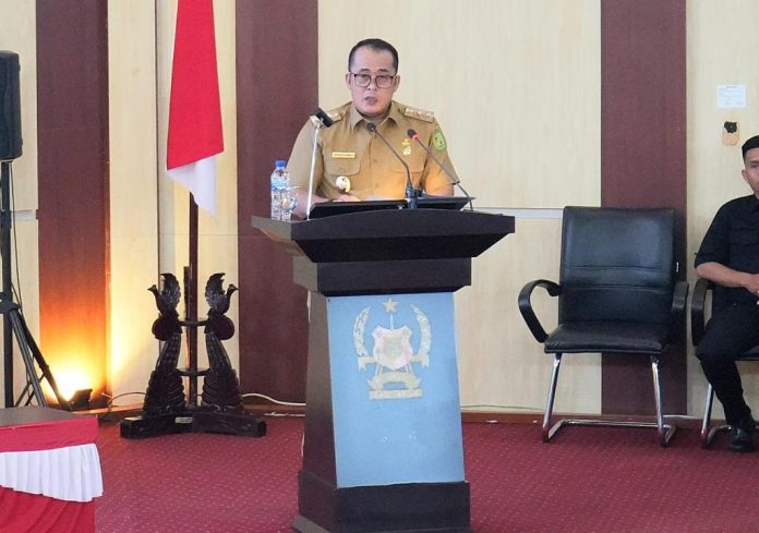 Aulia Rachman saat menanggapi hasil Raker DPRD Medan dalam rapat paripurna.