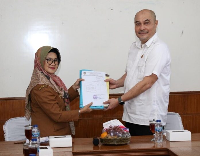 Kepala ATR/BPN Kota Pematang Siantar Imansyah Lubis menyerahkan 132 sertifikat aset Pemko Pematang Siantar berupa jalan kepada Walikota Susanti Dewayani (f:ist/mistar)