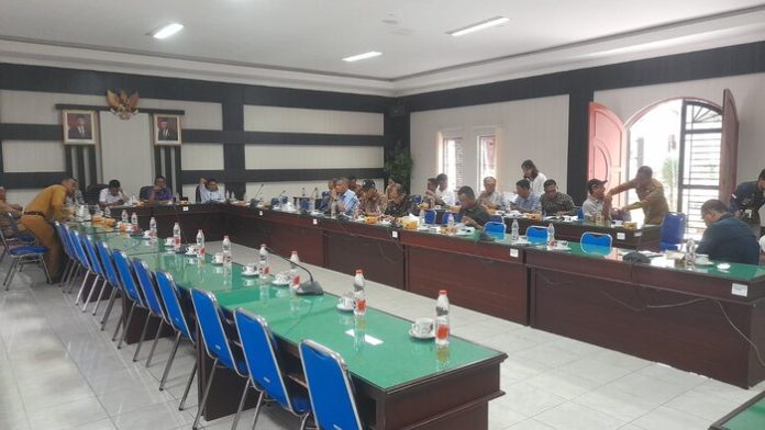 Sejumlah anggota DPRD dan TPAD Kabupaten Simalungun saat lakukan rapat pembahasan P -APBD tahun 2023, Senin (4/9/23). (f:hamzah/mistar).