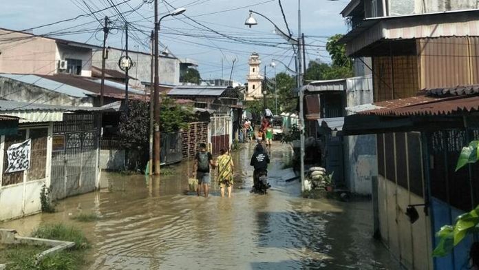 Banjir yang melanda Kelurahan Kampung Baru, Medan Maimun berangsur surut pagi ini. (f:iqbal/mistar)