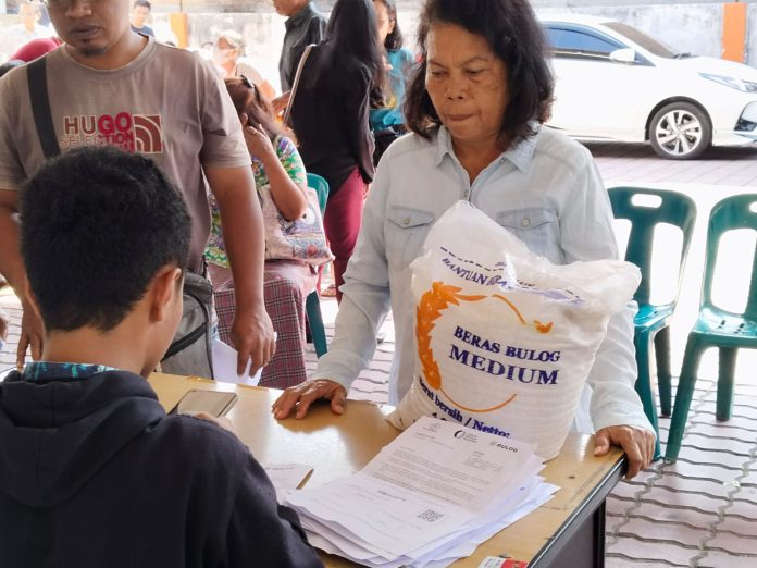 Warga sedang mengambil bansos pangan tahap pertama di PT Pos Indonesia cabang Pematang Siantar. (f:yetty/mistar)