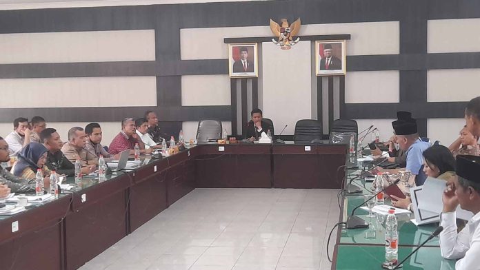 Bawaslu Simalungun hadiri rapat Badan Anggaran (Banggar) di DPRD Kabupaten Simalungun.