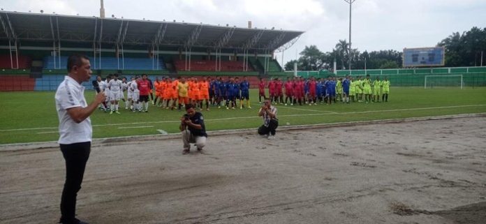 Kadishub Medan Iswar Lubis saat memberi sambutan sekaligus membuka pertandingan sepakbola dalam Pekan Olahraga Perhubungan (f:rahmad/mistar)