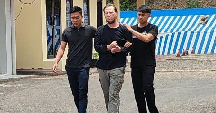 Bule asal Amerika Serikat Arthur Leigh Welohr ditangkap polisi setelah membunuh mertuanya (f:detik/mistar)