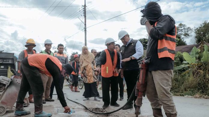 Bupati Dairi Dr. Eddy Keleng Ate Berutu tinjau pengerjaan jalan.