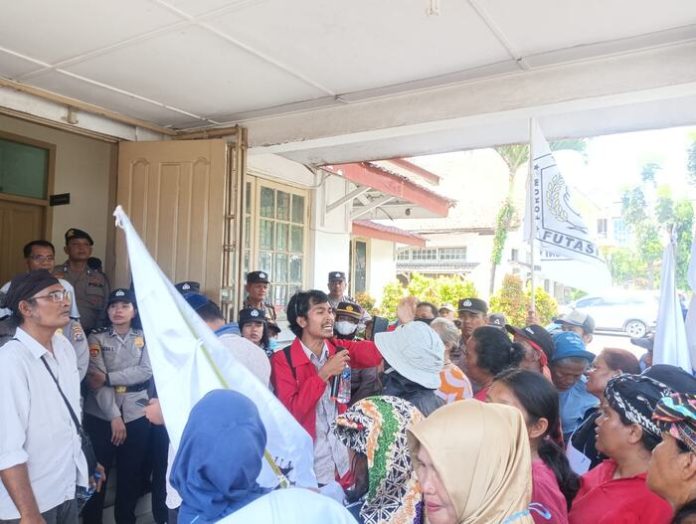 Gabungan mahasiswa, dan masyarakat Front Gerilyawan Siantar unjuk rasa di DPRD Kota Pematang Siantar (f:roland/mistar)