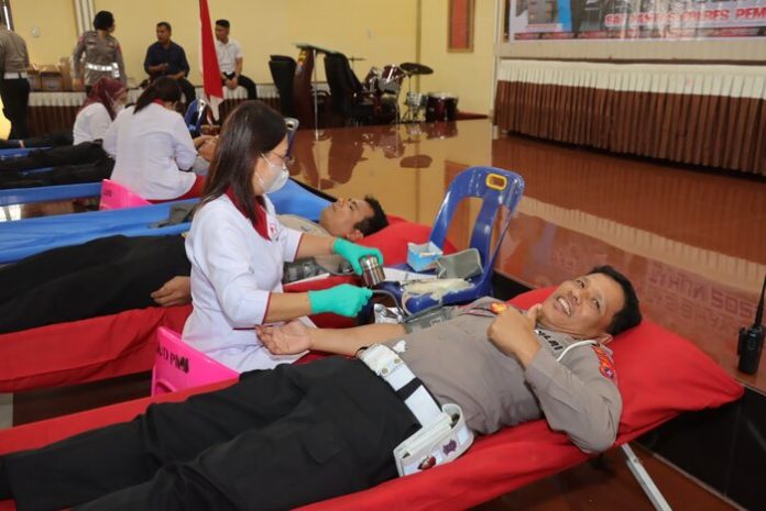 Pelaksanaan Bakti Sosial Donor Darah di Polres Siantar (f:ist/mistar)