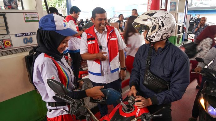 Executive General Manager Pertamina Patra Niaga Regional Sumbagut, Freddy Anwar menyapa pelanggan di Harpelnas 2023 di salah satu SPBU di Medan