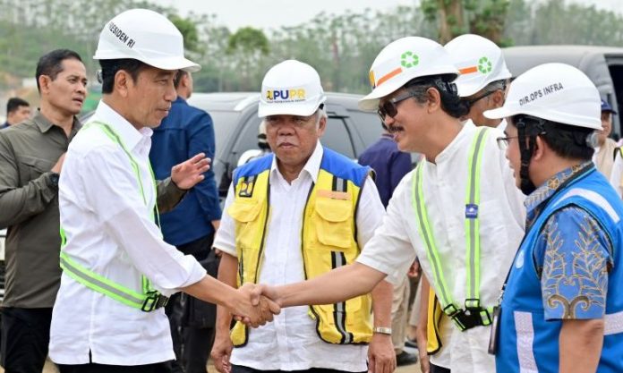 Jokowi meninjau perkembangan pembangunan IKN (f:ist/mistar)