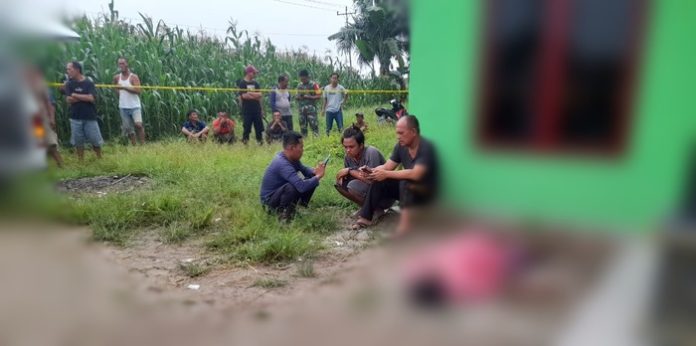 Kapolsek Tanah Jawa Kompol Manson Nainggolan saat mengevakuasi korban f:abdi/mistar)