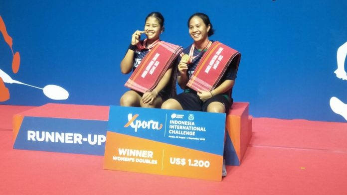 Jesita/Setianingrum berpose usai menjadi juara ganda putri Xpora Indonesia International Challenge 2023.