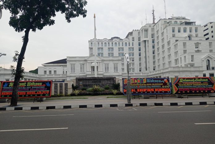 Kantor Gubernur Sumut dipenuhi papan bunga sebagai ucapan selamat atas pelantikan Pj Gubsu