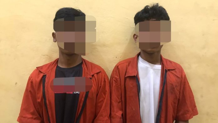 Kedua pelaku yang menyetubuhi anak dibawah umur saat di Polres Samosir.