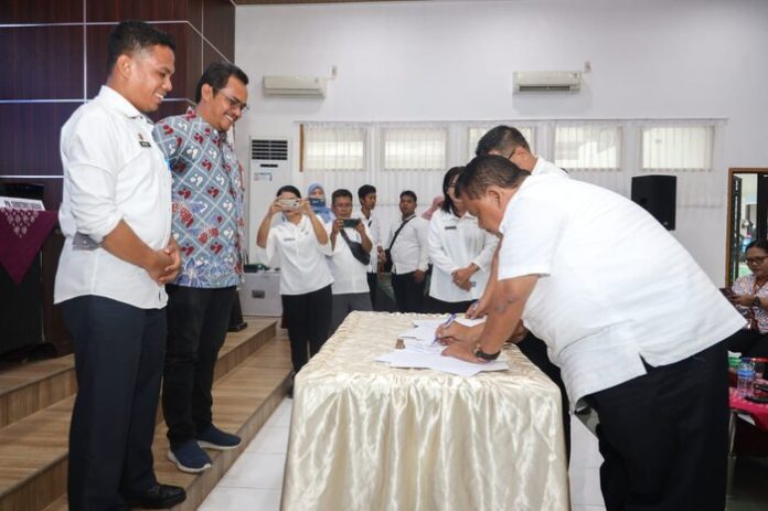 Penandatanganan MoU antara DPPKB dengan Dinas Pendidikan melalui Kepala Dinas Pendidikan Kota Pematang Siantar, Plt. Rudol Barmen Manurung untuk Pendidikan Kependudukan di Lingkungan Sekolah (f:ist/mistar)