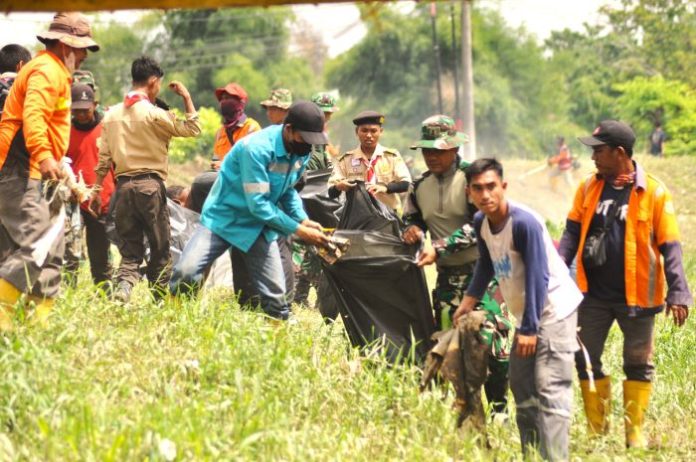 Kerja Bakti Membersihkan Sampah