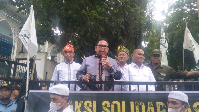 Ketua DPRD Sumut, Baskami Ginting saat menerima aspirasi massa aksi.
