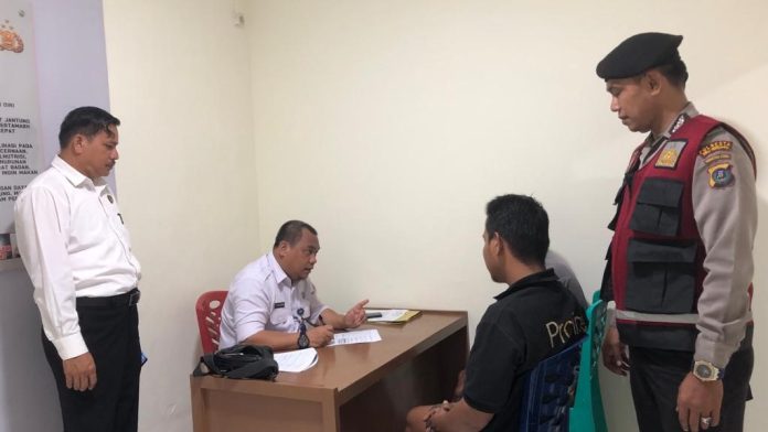 Konseling medis rehabilitasi kepada 2 pengguna narkoba oleh petugas Sat Narkoba dan BNNK Deli Serdang di Posko Bersinar Lubuk Pakam.