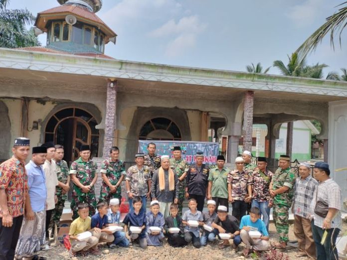 Koramil 08Brn Salurkan Ratusan Nasi Kotak di Masjid