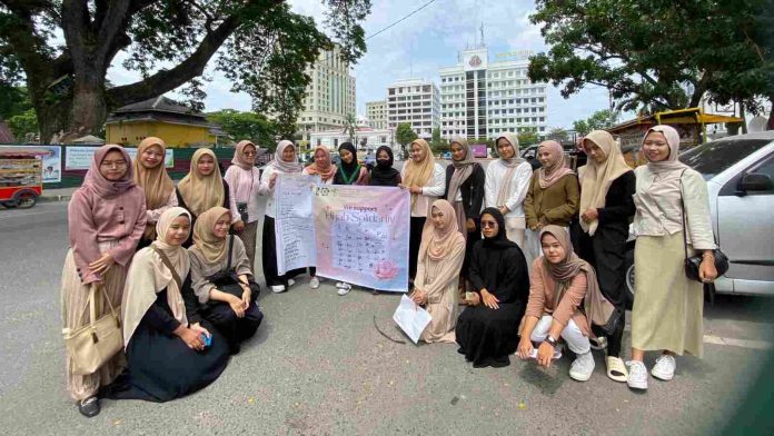 Korps HMI Wati memperingati hari solidaritas hijab internasional.