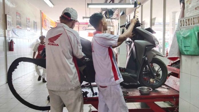 Mekanik melakukan perbaikan dan perawatan yang menggunakan peralatan, suku cadang hingga mekanik sesuai standar Honda.