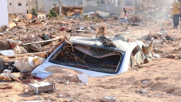 Mobil tertimbun puing pasca Banjir di Libya.