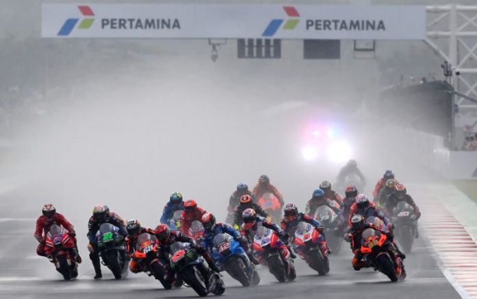 Sejumlah pembalap melaju saat balapan MotoGP seri Pertamina Grand Prix of Indonesia di Pertamina Mandalika International Street Circuit, Lombok Tengah, NTB, Minggu (20/3/2022) (f:antara/mistar)