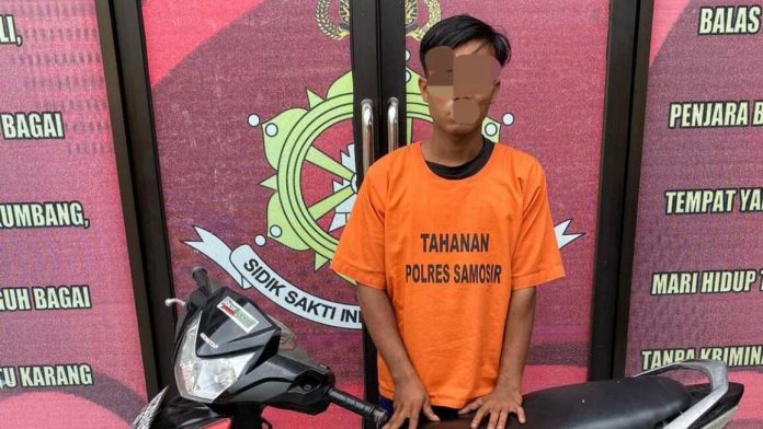 Pelaku Curanmor seusai ditangkap di Medan Labuhan dibawa ke Mako Polres Samosir.