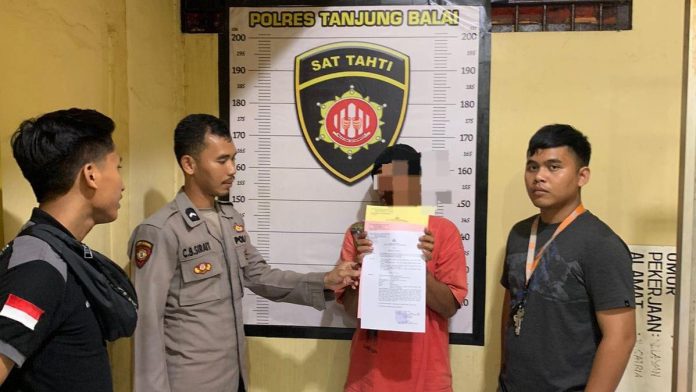 Pelaku KDRT terhadap anak kandungnya saat diamankan Polres Tanjung Balai.