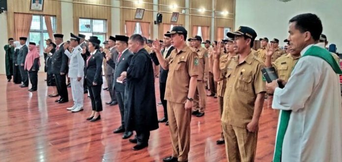 Sebanyak 65 PNS di Kabupaten Simalungun dilantik duduki jabatan Administrator dan Pengawas, Rabu (6/9/23). (f;Ist/mistar).