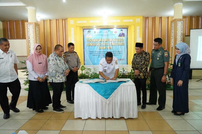 Pj Wali Kota Tebing Tinggi saat menandatangani Perancangan Kampung Keluarga Berkualitas.