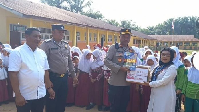 Polres Padang lawas serahkan bantuan buku.