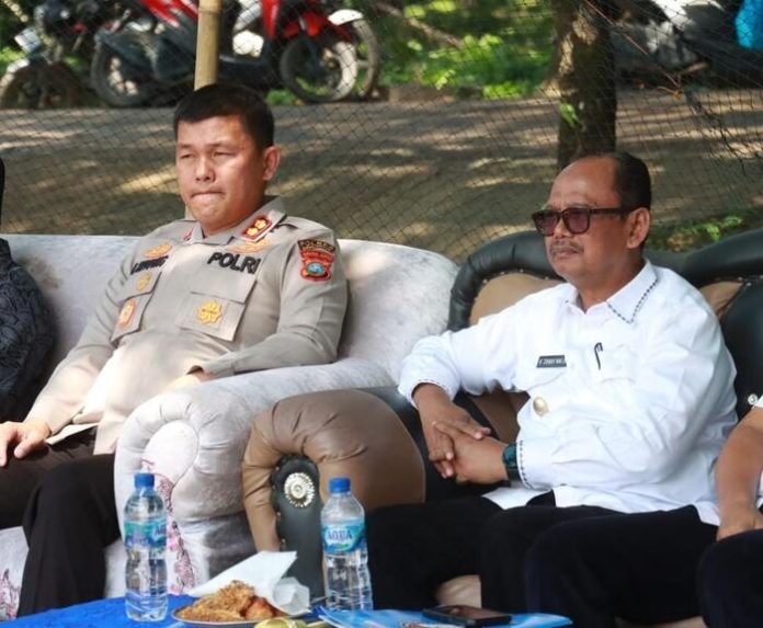 Wakil Bupati Simalungun, H Zonny Waldi (kanan) duduk bersama Kapolres Simalungun, AKBP Ronald Sipayung (kiri).(f:ist/mistar)