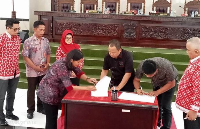 Penandatanganan berita acara persetujuan P-APBD Kota Pematang Siantar tahun 2023 (f;ferry/mistar)