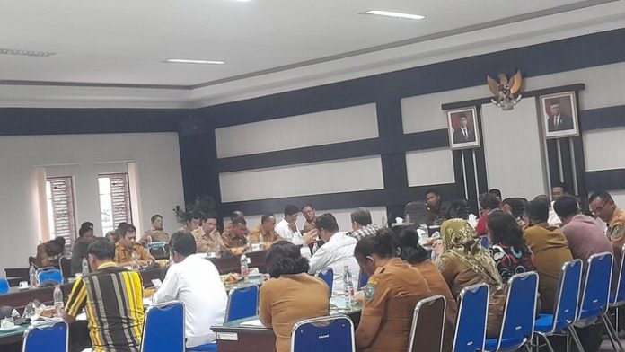 Tim Banggar DPRD bersama Pemerintah Kabupaten Simalungun melakukan rapat pembahasan P -APBD 2023, Selasa (5/9/23). (F : hamzah/mistar.id).
