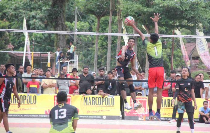 Salah seorang atlet senior putra Bank Indonesia memblok spike keras dari pemain Taraska.