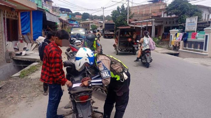 Satlantas Polres Samosir sedang melakukan Operasi Zebra Toba.