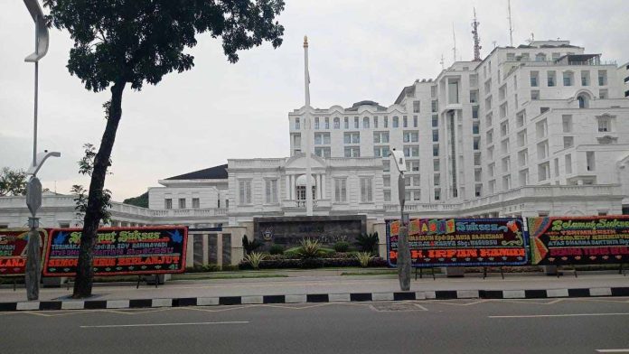 Sejumlah karangan bunga yang membanjiri Kantor Gubernur Sumatera Utara, Jalan Diponegoro Medan.