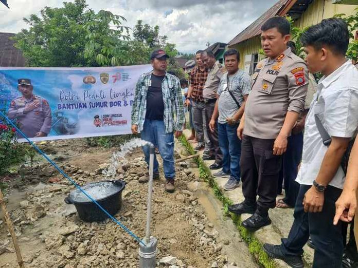 Kapolres Simalungun AKBP Ronald Sipayung saat melihat langsung pembangunan sumur bor.(f:ist/mistar)