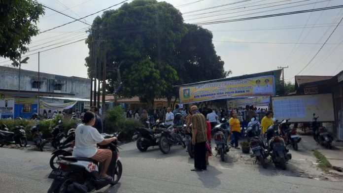 Ratusan warga tampak antusias mendatangi TPS di Nagori Nusa Harapan, kecamatan Siantar.(f:indra/mistar)