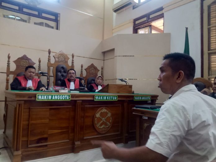 Terdakwa Achiruddin Hasibuan saat menjalani persidangan secara offline di PN Medan