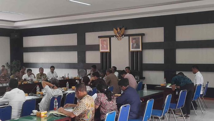 Tim Badan Anggaran (Banggar) DPRD bersama TAPD Pemkab Simalungun rapat pembahasan Perubahan Anggaran Pendapatan Belanja Daerah (PAPBD) tahun 2023.