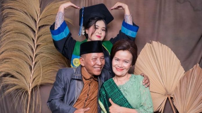 Tima Ida Sianipar foto bersama neneknya RN Silaban saat wisuda kedokteran di Universitas Sumatra Utara.