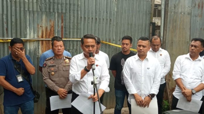 Wadir Ditreskrimsus Polda Sumut AKBP Deny Kurniawan di lokasi gudang penampungan BBM solar subsidi di Medan Labuhan.