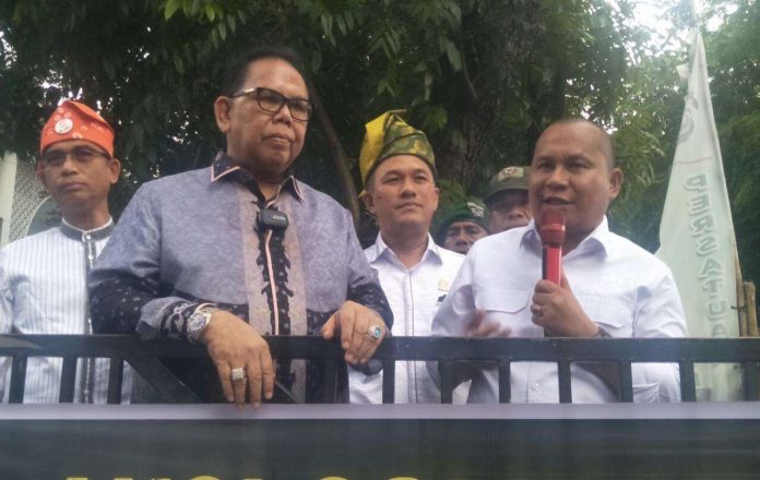 Wakil Ketua DPRD, Rahmansyah Sibarani (kanan) saat menemui massa aksi.